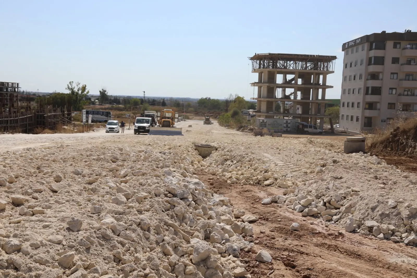 100. YIL MAHALLESİ’NDE YENİ BAĞLANTI YOLU ÇALIŞMALARI SÜRÜYOR galeri görseli
